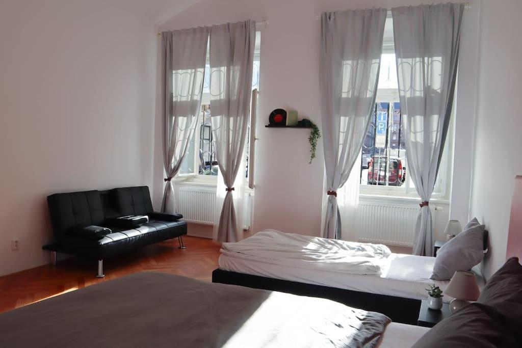 Modern Apartment In The Center Of 프라하 외부 사진