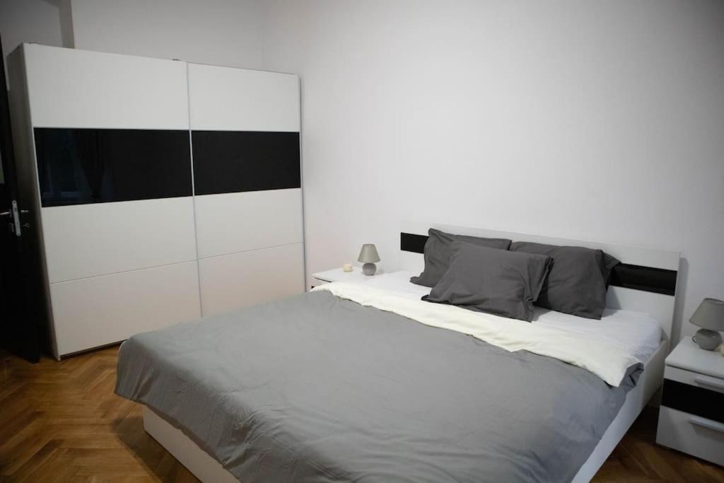 Modern Apartment In The Center Of 프라하 외부 사진