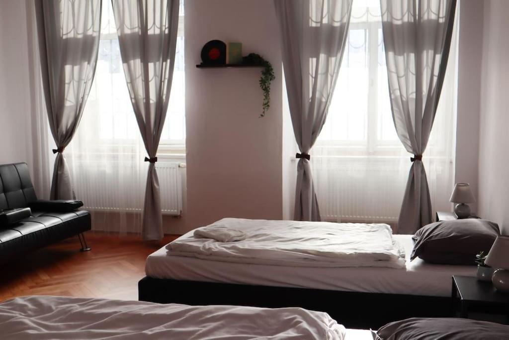 Modern Apartment In The Center Of 프라하 외부 사진