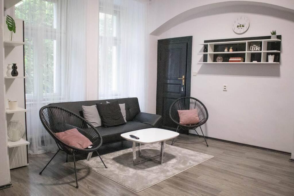 Modern Apartment In The Center Of 프라하 외부 사진